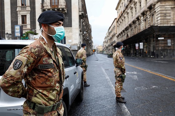 Vojáci steí ulice italské Katánie. (21. bezna 2020)