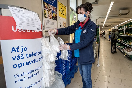 Tesco v praských Vrovicích pipravilo pro své zákazníky jednorázové rukavice....