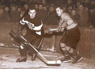 Také na dobu, kdy v eskoslovenských barvách bojoval Augustin Bubník (vlevo), vzpomíná výstava ke 100 letm eského hokeje.