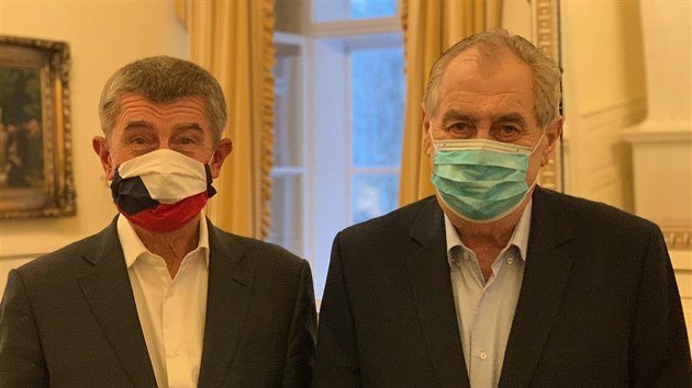 Premiér Andrej Babiš přijel za prezidentem Milošem Zemanem do Lán s roušku v... Premiér Andrej Babiš přijel za prezidentem Milošem Zemanem do Lán s roušku v...