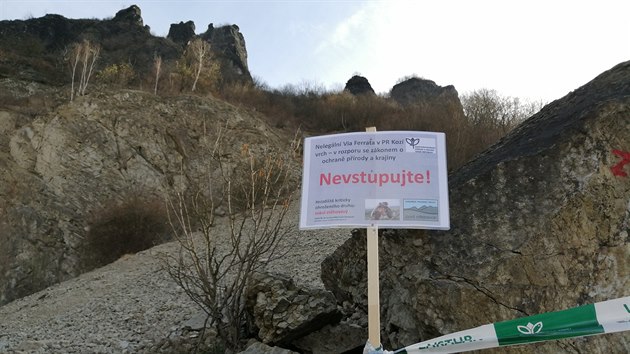 Ochránci přírody kvůli klidu hnízdících sokolů uzavřeli ferratu na Kozím vrchu. Ochránci přírody kvůli klidu hnízdících sokolů uzavřeli ferratu na Kozím vrchu.