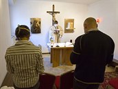 Provizorní mši z kaple na faře u kostela ve Františkánské ulici v Plzni slouží... Provizorní mši z kaple na faře u kostela ve Františkánské ulici v Plzni slouží...