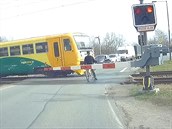 Chlapce na kole u Hradce málem srazil vlak Chlapce na kole u Hradce málem srazil vlak