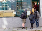 Přestože plzeňské restaurace nabízejí rozvoz hotových jídel, mezi zákazníky o... Přestože plzeňské restaurace nabízejí rozvoz hotových jídel, mezi zákazníky o...
