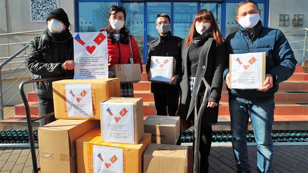Zástupci regionální vietnamské komunity předali zástupcům Karlovarského kraje dar ve formě 1600 kusů látkových roušek a 300 kusů dezinfekčního gelu.