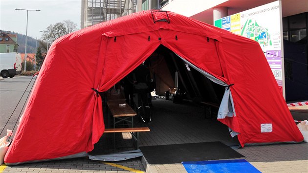 U vchodu do karlovarské nemocnice vyrostl červený stan jako zázemí sloužící pro usměrňování příchozích do areálu nemocnice.