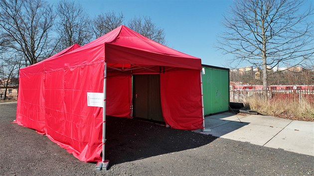 Odběrový stan v karlovarské nemocnici na ploše, kde dříve stávala budova patologie.