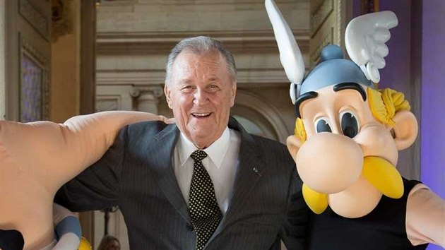 Albert Uderzo s komiksovmi postavikami Obelixem (vlevo) a Asterixem. (2015)