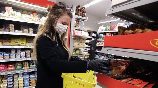 Slovensk dobrovolnice nakupuje potraviny pro seniory, kte jsou nejvce ohroeni koronavirem. (25. bezna 2020)