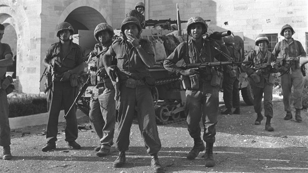 Izraelt vojci ve vchodn sti Jeruzalmu. Tet den tzv. estidenn vlky. (6. ervna 1967)