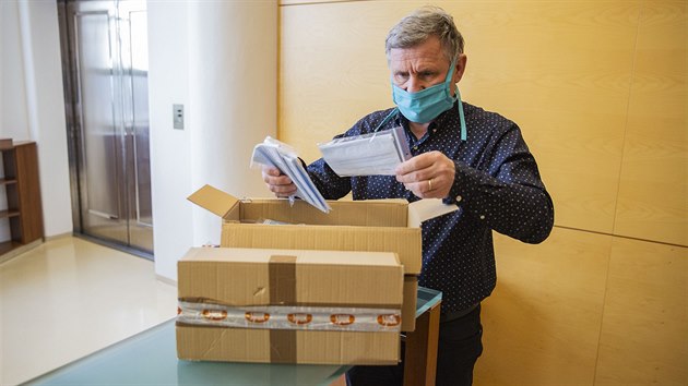 Hejtman Zlínského kraje Jiří Čunek u balení prvních rroušek z nanomateriálu, který nově vyvinula zlínská firma Spur spolu s místní univerzitou.