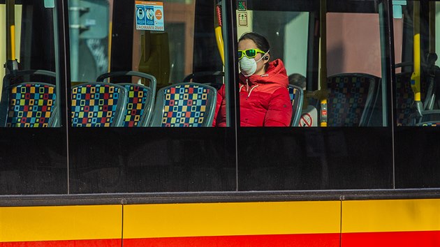 Vláda nařídila k poledni povinné nošení roušek. Lidé v Hradci Králové to dodržují, byť ne všichni (18. 3. 2020).