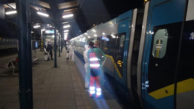 Manévry na plzeňském hlavním vlakovém nádraží kvůli jedné cestující, která v pendolinu po celou dobu jízdy kašlala.