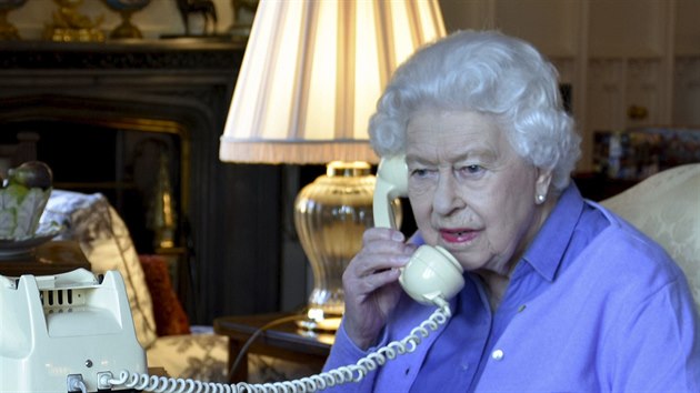 Kvli koronaviru si britsk krlovna Albta II. s premirem Borisem Johnsonem msto tradin audience v Buckinghamskm palci pouze telefonovala (Windsor, 25. bezna 2020).