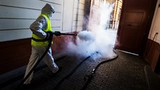 Praha 1 dezinfikuje domy, v kterých se byty pronajímají přes Airbnb. (29.... Praha 1 dezinfikuje domy, v kterých se byty pronajímají přes Airbnb. (29....