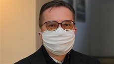 Takto nosí s rouškou brýle zubař Roman Šmucler. Takto nosí s rouškou brýle zubař Roman Šmucler.