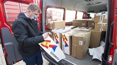 Ministr zahraničí Tomáš Petříček označuje nálepkami s českou a španělskou... Ministr zahraničí Tomáš Petříček označuje nálepkami s českou a španělskou...