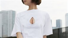 Je nosit prsa na triku trendy? Je nosit prsa na triku trendy?