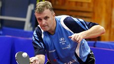 Stolní tenista Miroslav Bindač se soustředí na úder v extraligovém utkání. Stolní tenista Miroslav Bindač se soustředí na úder v extraligovém utkání.