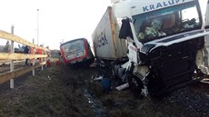 Řidič kamionu zřejmě přehlédl červené výstražné světlo zabezpečovacího zařízení... Řidič kamionu zřejmě přehlédl červené výstražné světlo zabezpečovacího zařízení...