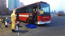 Na cestu z Německa se hasiči převlékají do jednorázových obleků, respirátorů,... Na cestu z Německa se hasiči převlékají do jednorázových obleků, respirátorů,...