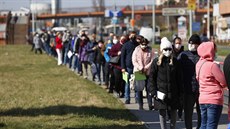 Před Finančním úřadem v Praze na Hájích se vytvořila dlouhá fronta. (25. března... Před Finančním úřadem v Praze na Hájích se vytvořila dlouhá fronta. (25. března...