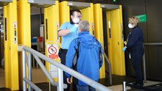 Zaměstnancům jaderné elektrárny v Dukovanech je při příchodu do práce měřena... Zaměstnancům jaderné elektrárny v Dukovanech je při příchodu do práce měřena...