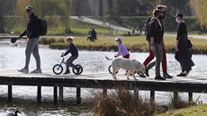 Při špatném nošení mohou roušky proti koronaviru spíš uškodit, říká WHO Při špatném nošení mohou roušky proti koronaviru spíš uškodit, říká WHO