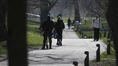 Lidé v londýnském parku. Britská vláda vyzvala obany, a od sebe udrují...