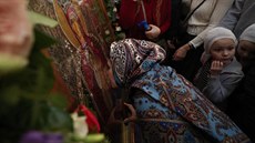 Ruští věřící líbají ikony navzdory obavám z koronaviru. Věří, že je Bůh... Ruští věřící líbají ikony navzdory obavám z koronaviru. Věří, že je Bůh...