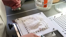 V kyjovské nemocnici pomocí takzvaného tobolkovače vyrábí provizorní směs s... V kyjovské nemocnici pomocí takzvaného tobolkovače vyrábí provizorní směs s...