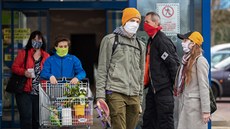 Zákazníci před jedním z pražských supermaketů. Zákazníci před jedním z pražských supermaketů.