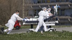 Převoz pacienta nakaženého onemocněním COVID-19 ve francouzském regionu Grand... Převoz pacienta nakaženého onemocněním COVID-19 ve francouzském regionu Grand...