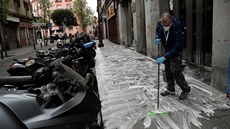 Majitel hotelu v Madridu dezinfikuje chodník, aby zabránil šíření koronaviru.... Majitel hotelu v Madridu dezinfikuje chodník, aby zabránil šíření koronaviru....