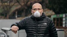 Miroslav Bobek, ředitel ZOO Praha, u vstupu do prázdné zahrady. Říká, že když... Miroslav Bobek, ředitel ZOO Praha, u vstupu do prázdné zahrady. Říká, že když...