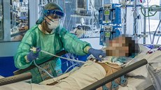 Pacient s o nemocněním COVID-19 na jednotce intenzivní péče v italské nemocnici Pacient s o nemocněním COVID-19 na jednotce intenzivní péče v italské nemocnici