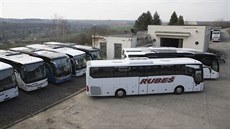 Ve vozovém parku firmy ve Slaném, se autobusy pana Rubee uloily ke spánku....