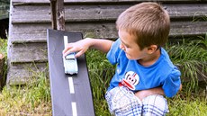 Dřevěné prkno, bruska nebo smirkový papír, černá tabulová barva, elektrikářská... Dřevěné prkno, bruska nebo smirkový papír, černá tabulová barva, elektrikářská...