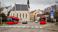 Do centra se provoz MHD vrátil, zajíždějí tam malé elektrické autobusy. Na... Do centra se provoz MHD vrátil, zajíždějí tam malé elektrické autobusy. Na...