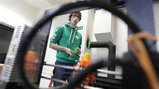 Žďárský učitel a skaut Václav Černík (v zelené mikině) tvoří čelenky k... Žďárský učitel a skaut Václav Černík (v zelené mikině) tvoří čelenky k...