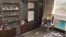 Zakouřený dům museli hasiči odvětrávat ventilací. Zakouřený dům museli hasiči odvětrávat ventilací.