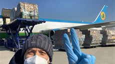 Ve středu přiletělo letadlo, které přivezlo 44 400 antivir obleků, 200 tisíc... Ve středu přiletělo letadlo, které přivezlo 44 400 antivir obleků, 200 tisíc...