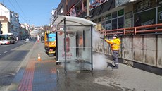 Natlakovanou párou se v těchto dnech čistí zastávky MHD v Ústí nad Labem,... Natlakovanou párou se v těchto dnech čistí zastávky MHD v Ústí nad Labem,...