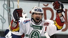 Tomáš Divíšek oslavil v sezoně 2004/2005 s Pardubicemi svůj jediný extraligový... Tomáš Divíšek oslavil v sezoně 2004/2005 s Pardubicemi svůj jediný extraligový...