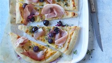 Pizza se sušenou šunkou a borůvkami Pizza se sušenou šunkou a borůvkami