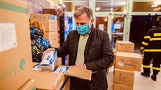 Do vyskladnění zdravotnického materiálu se v sídle krajského úřadu zapojil i... Do vyskladnění zdravotnického materiálu se v sídle krajského úřadu zapojil i...