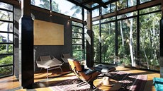 Souástí obývacího pokoje je i ikonické keslo Eames Lounge Chair & Ottoman...