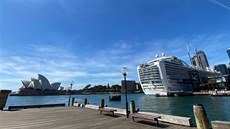 Krátce poté, co obří Ruby Princess přistála v doku hned vedle budovy opery v... Krátce poté, co obří Ruby Princess přistála v doku hned vedle budovy opery v...