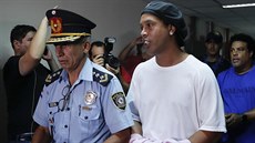 Bývalý brazilský fotbalista Ronaldinho (vpravo) si odpykává trest poté, co byl... Bývalý brazilský fotbalista Ronaldinho (vpravo) si odpykává trest poté, co byl...
