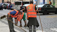 Technická správa komunikací bude v době pandemie čistit ulice ručně, aby... Technická správa komunikací bude v době pandemie čistit ulice ručně, aby...